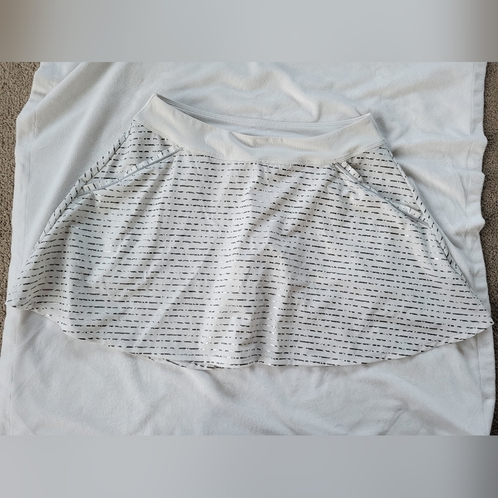 Under Armour white w/metalic silver striping heatgear fitted skort M - Picture 2 of 12